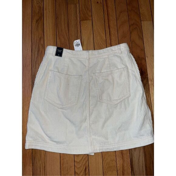NWT Abercrombie & Fitch White corduroy mini skirt size M button front - Picture 3 of 3